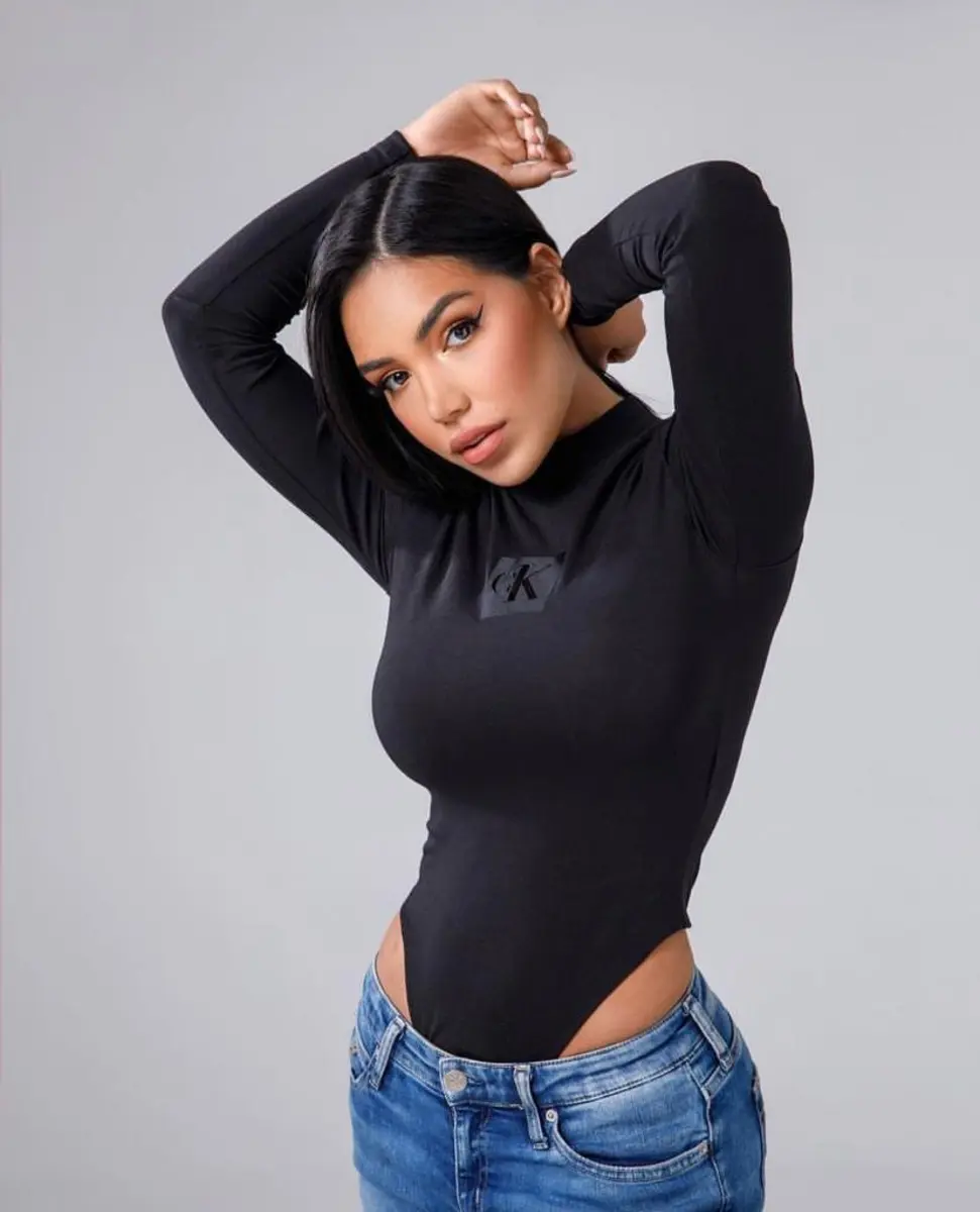  Anika escort in Milan