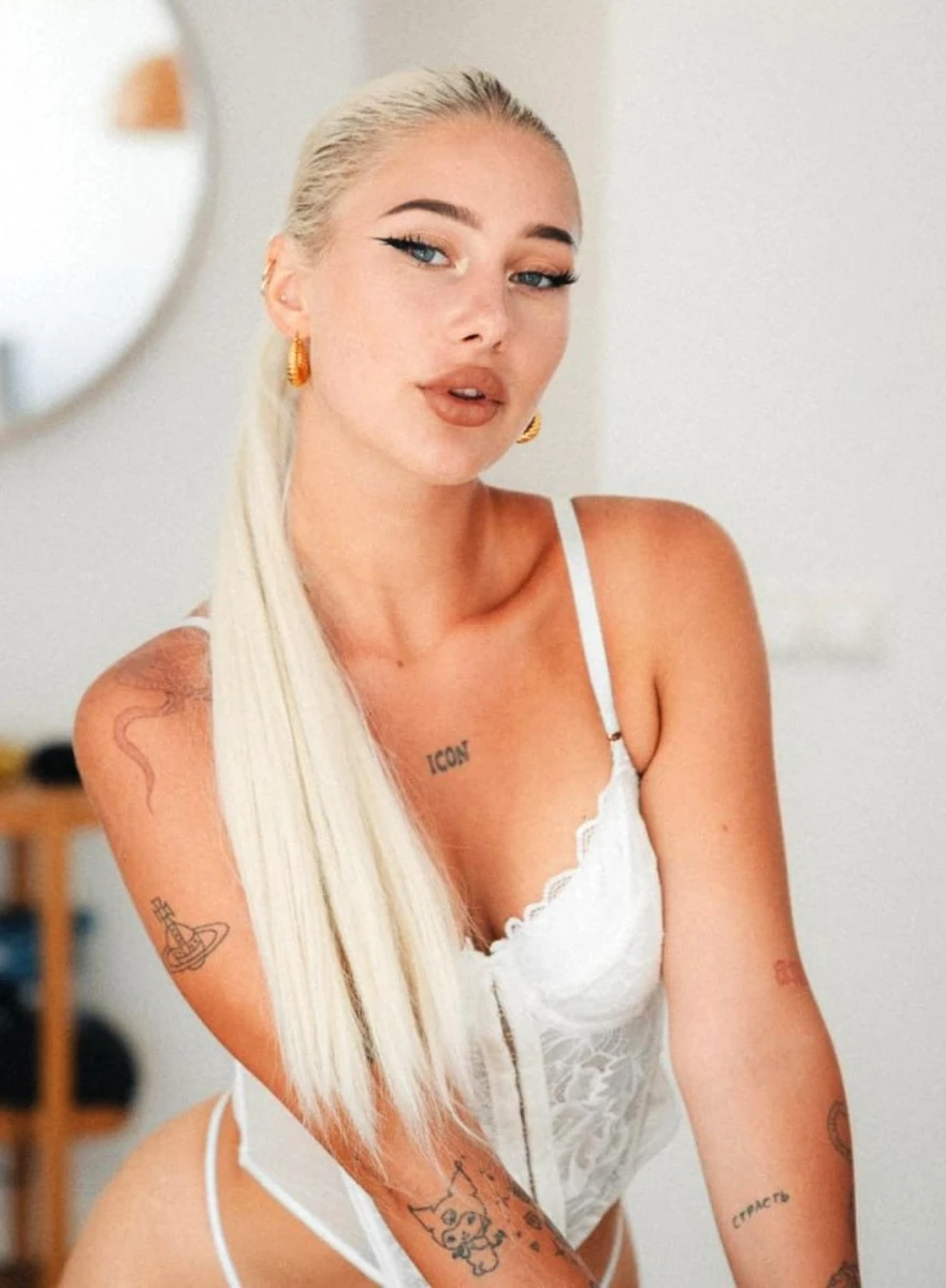 Elina escort in Milan