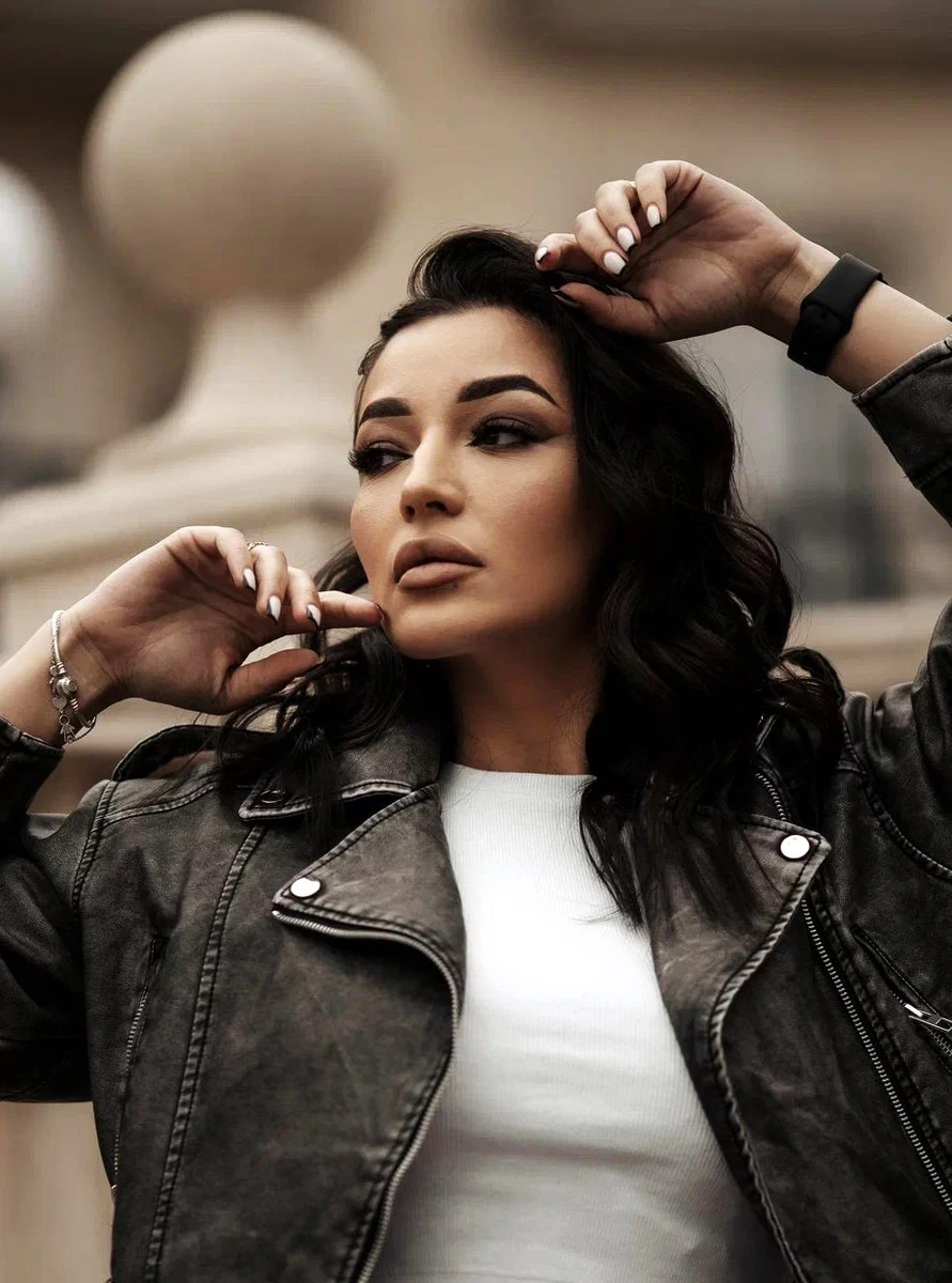 Karoline escort in Milan
