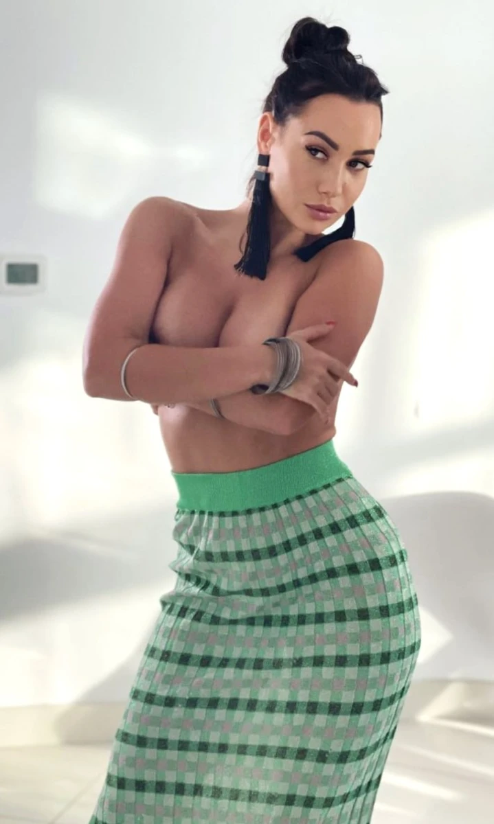 Lara escort in Milan