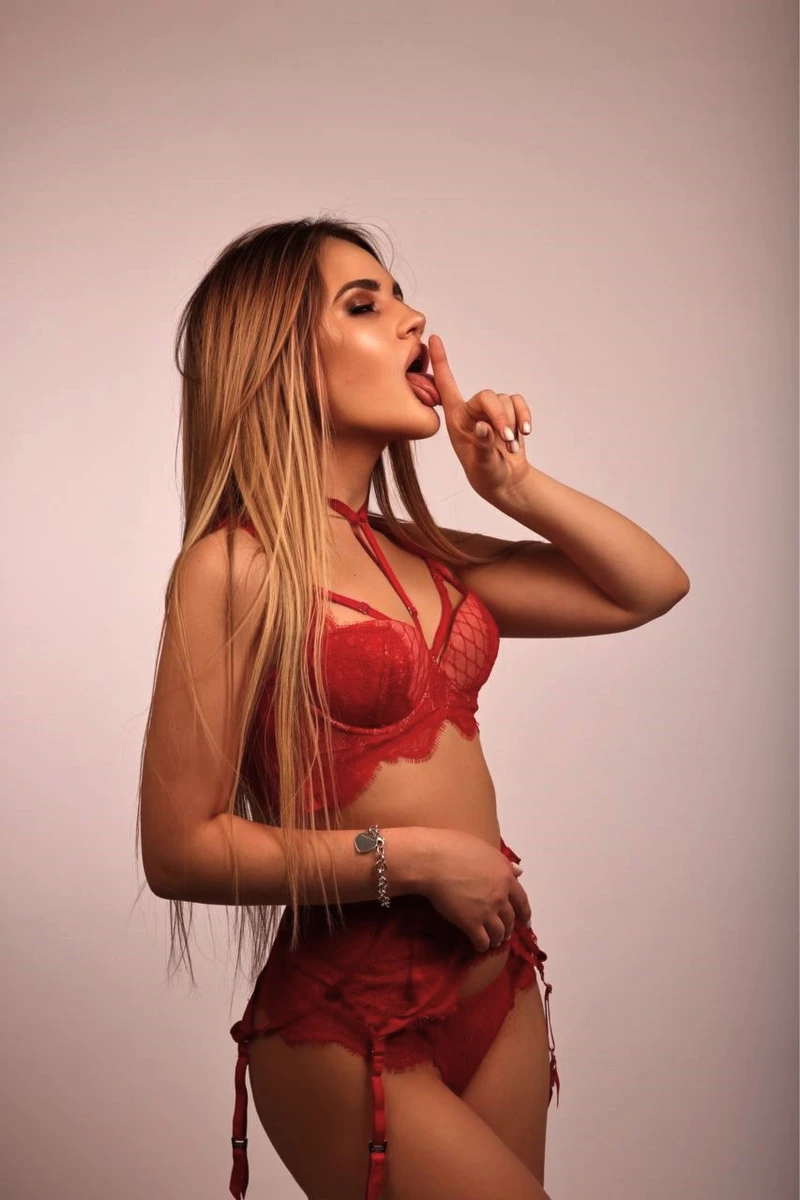 Nita escort in Milan