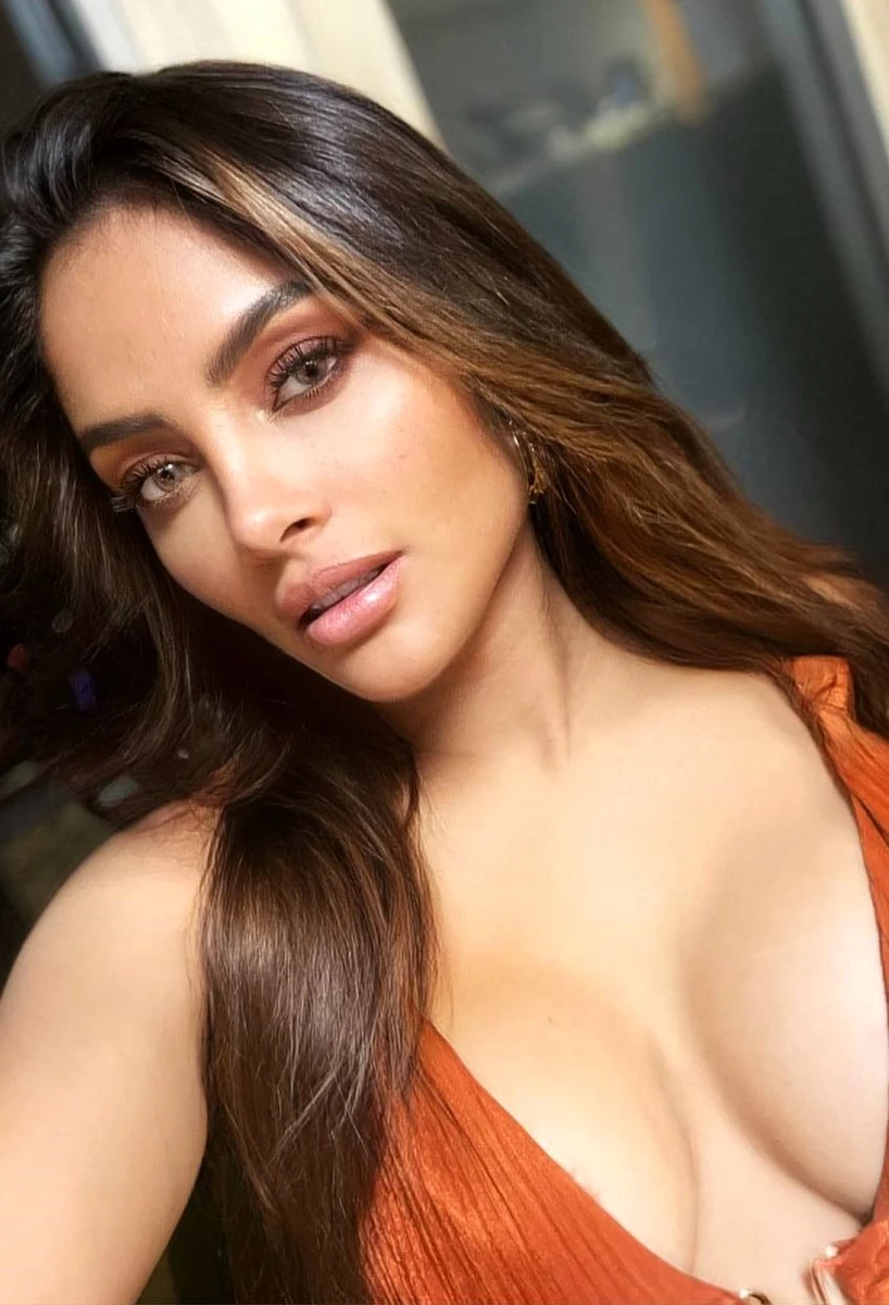 Noha escort in Milan